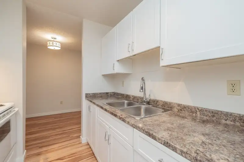 203 1850 E SOUTHMERE CRESCENT - photo 3 of 24
