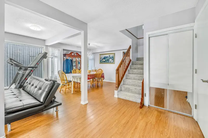 15420 96 AVENUE - photo 4 of 9