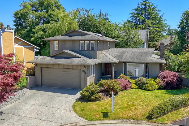 1952 148A STREET - photo 2 of 40