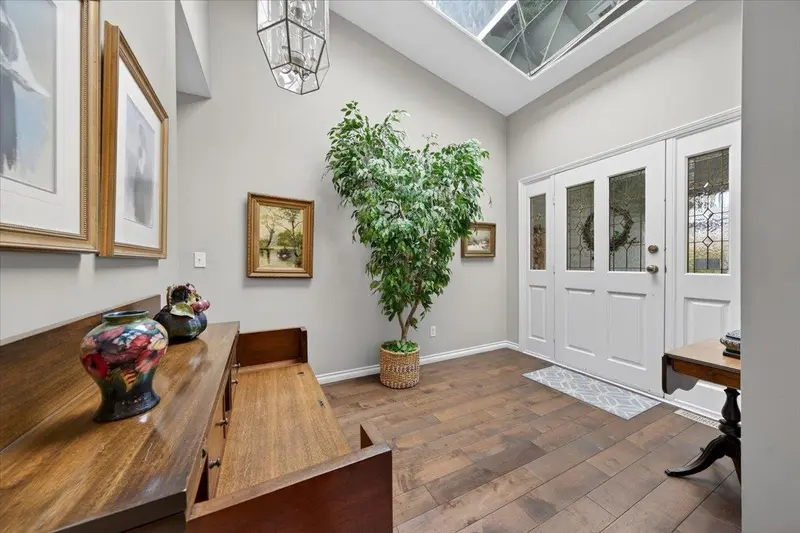 1841 WALNUT CRESCENT - photo 4 of 25