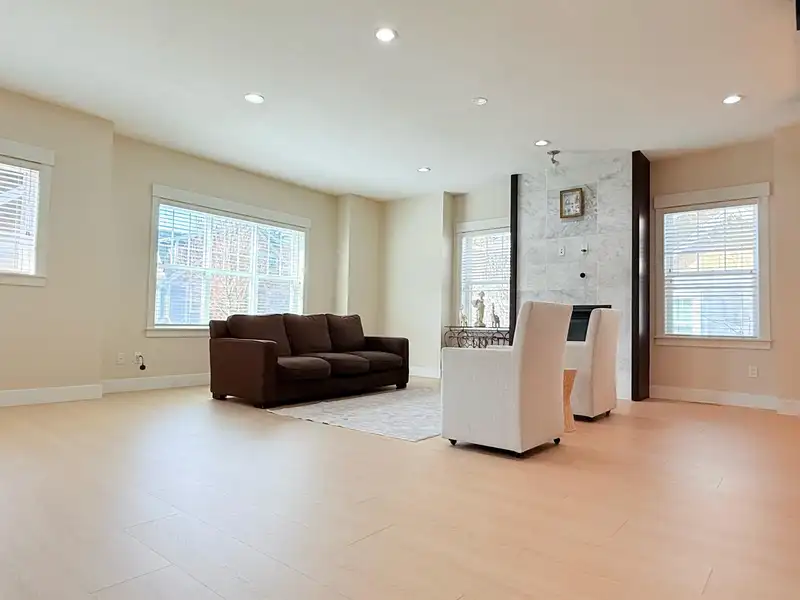 21 15988 32 AVENUE - photo 2 of 24