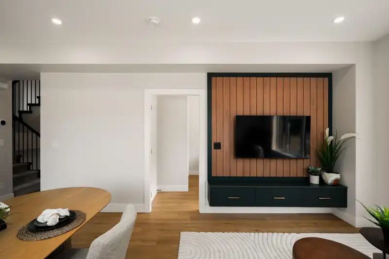 86 16900 18 AVENUE - photo 2 of 17