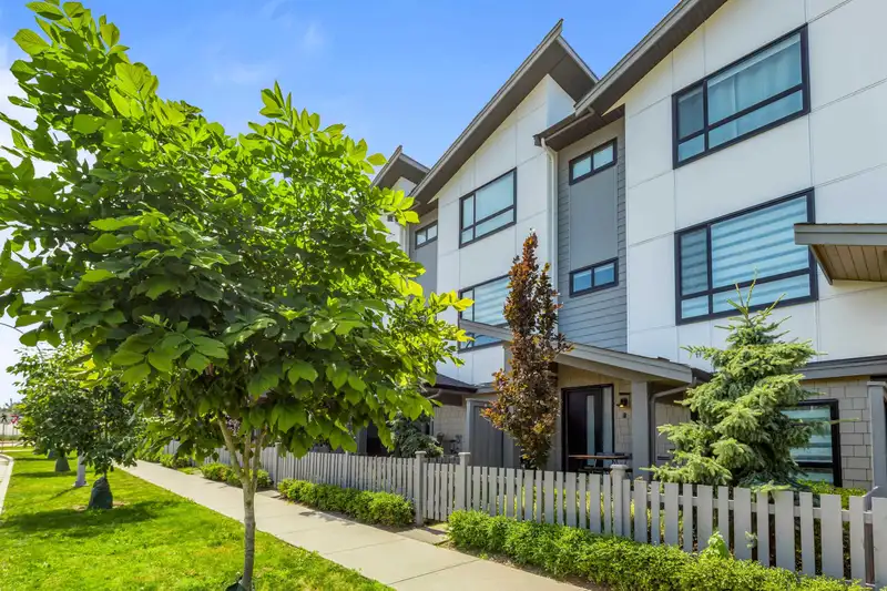 13 16589 25 AVENUE - photo 3 of 40