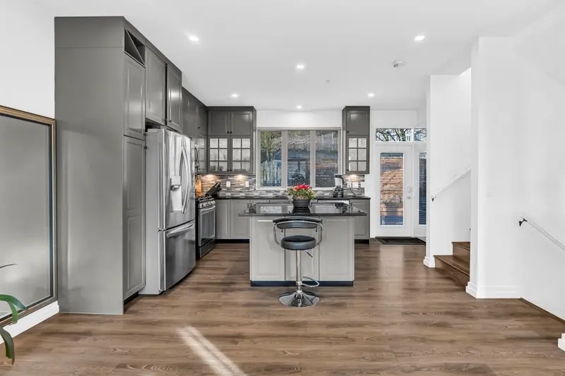 35 20326 68 AVENUE - photo 3 of 25