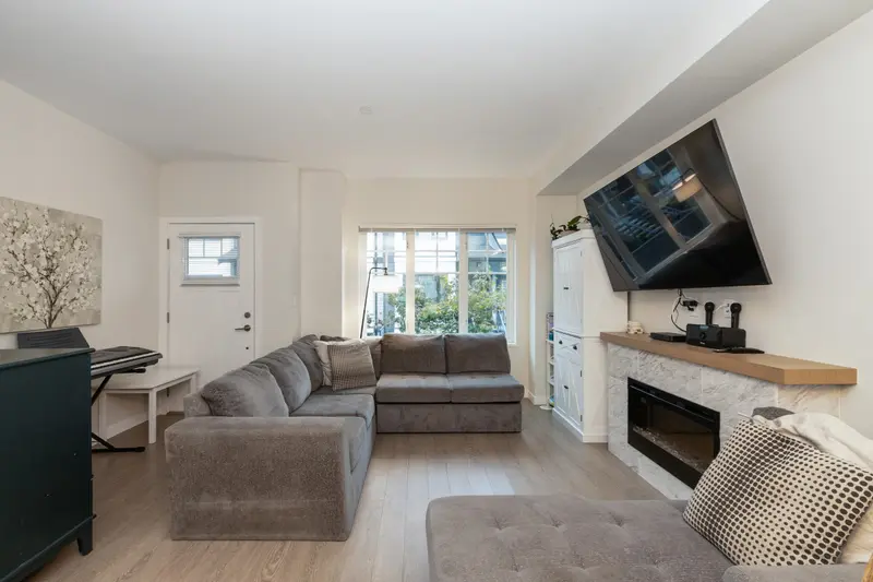 159 19451 SUTTON AVENUE - photo 2 of 25