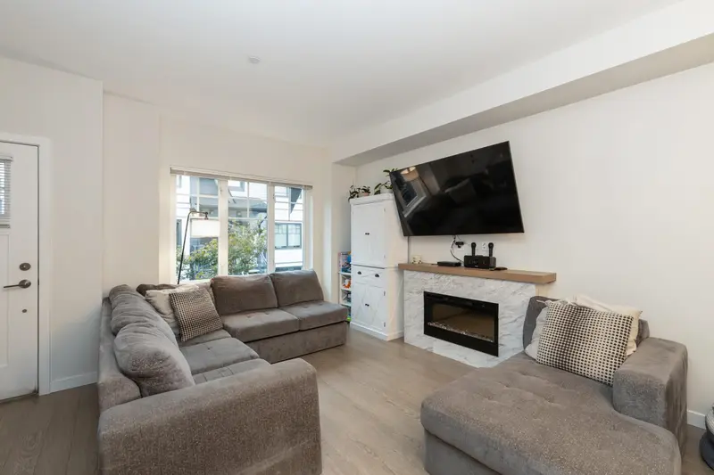 159 19451 SUTTON AVENUE - photo 3 of 25