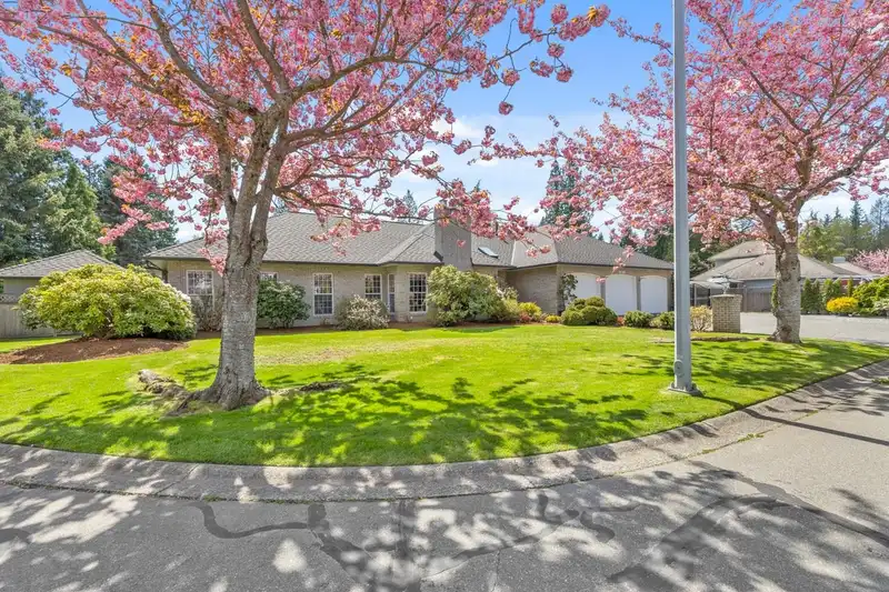 13672 19 AVENUE - photo 1 of 40
