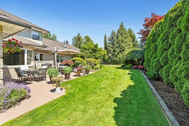 13672 19 AVENUE - photo 2 of 40