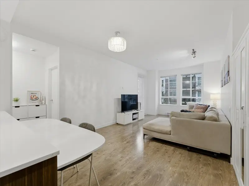 205 553 FOSTER AVENUE - photo 3 of 19