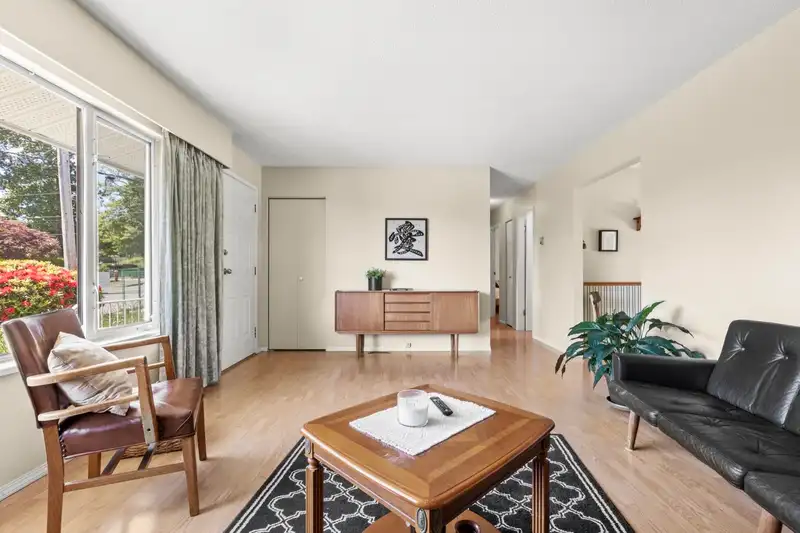 15817 GOGGS AVENUE - photo 4 of 24