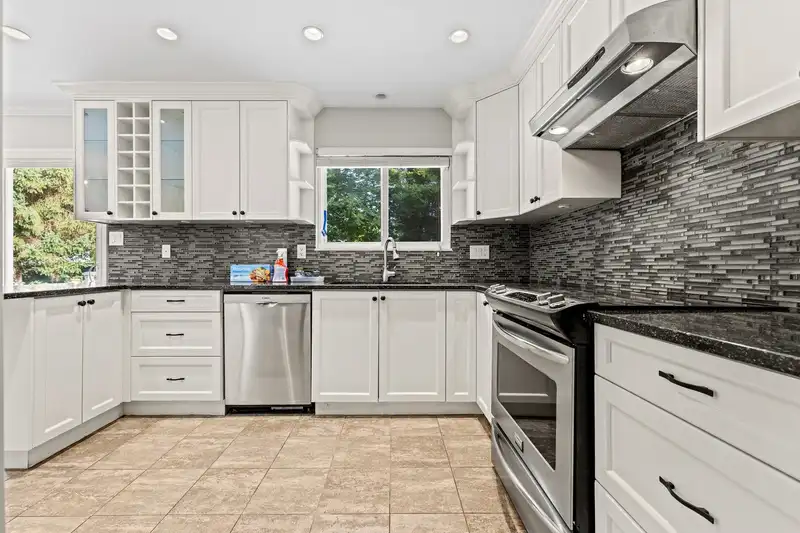 15469 22 AVENUE - photo 2 of 40