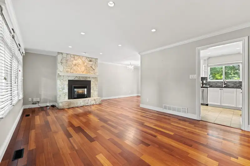 15469 22 AVENUE - photo 3 of 40