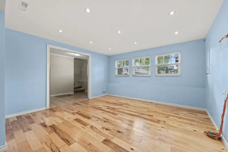 15469 22 AVENUE - photo 4 of 40