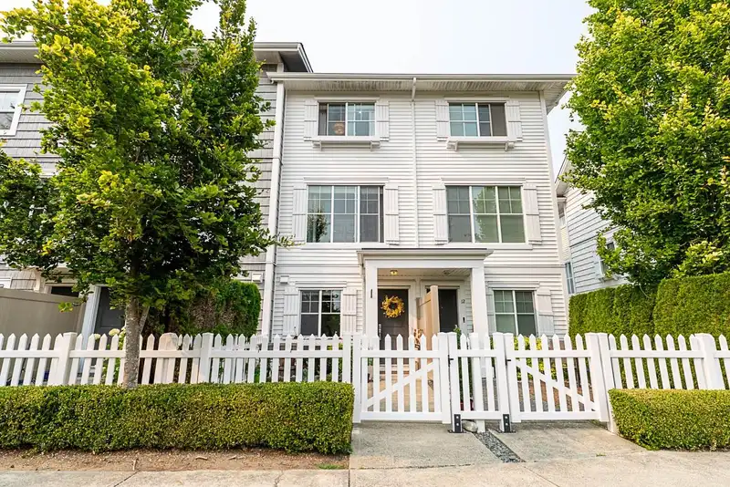 11 16228 16 AVENUE - photo 1 of 30