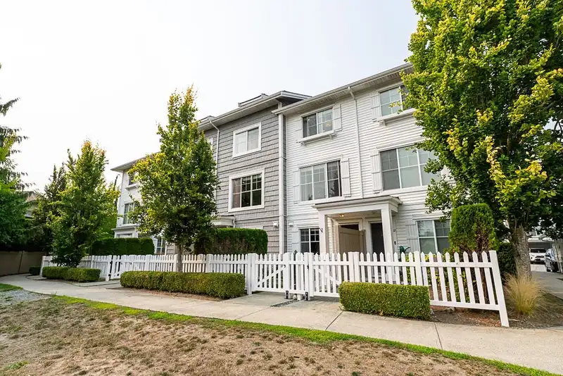 11 16228 16 AVENUE - photo 2 of 30