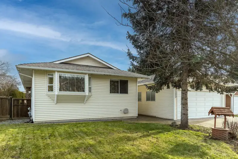 15052 19A AVENUE - photo 2 of 25