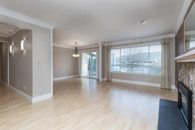 15052 19A AVENUE - photo 4 of 25