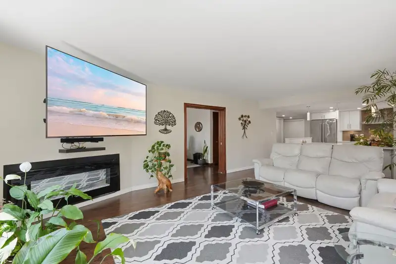 508 1480 FOSTER STREET - photo 2 of 38