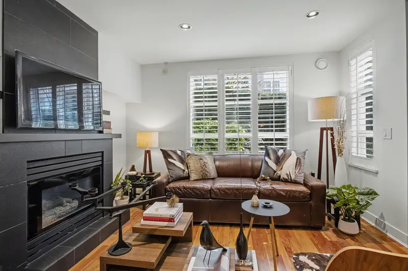 103 669 W 7TH AVENUE - photo 2 of 19