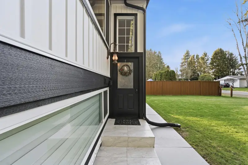 34694 BEVERLEY CRESCENT - photo 3 of 25