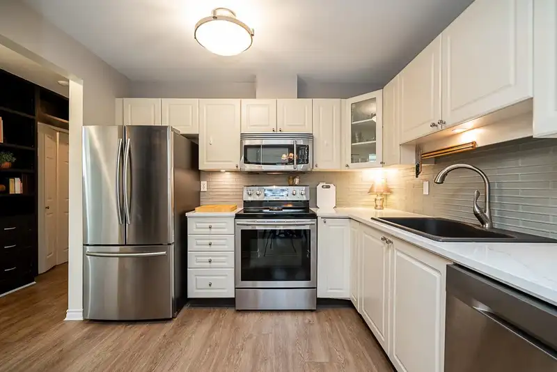 101 15325 17 AVENUE - photo 3 of 26