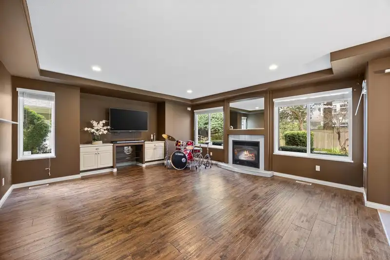 2268 140A STREET - photo 2 of 37