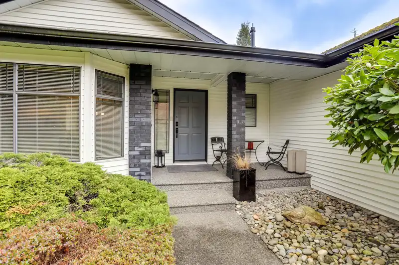 1086 163A STREET - photo 2 of 31