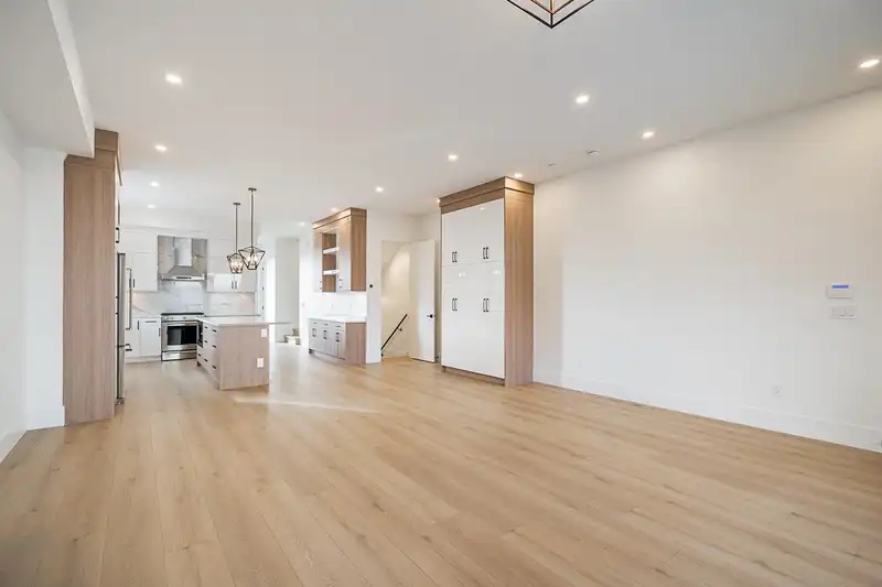 16685 16 AVENUE - photo 3 of 33