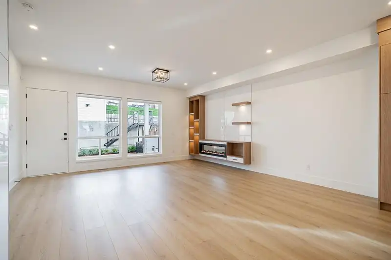 16685 16 AVENUE - photo 4 of 33