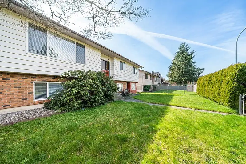 14058 72 AVENUE - photo 3 of 20