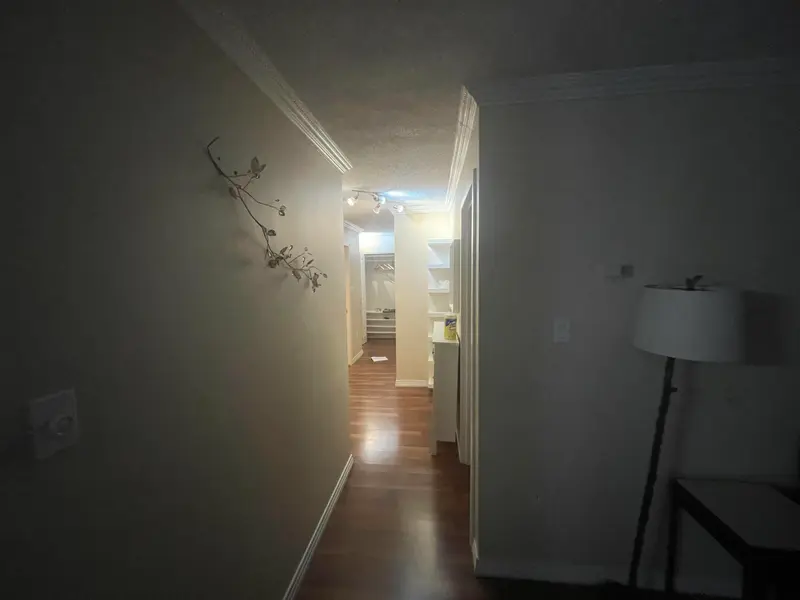 107 466 E EIGHTH AVENUE - photo 4 of 25