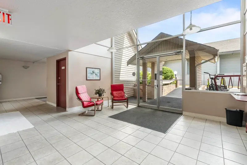 221 11806 88 AVENUE - photo 4 of 25