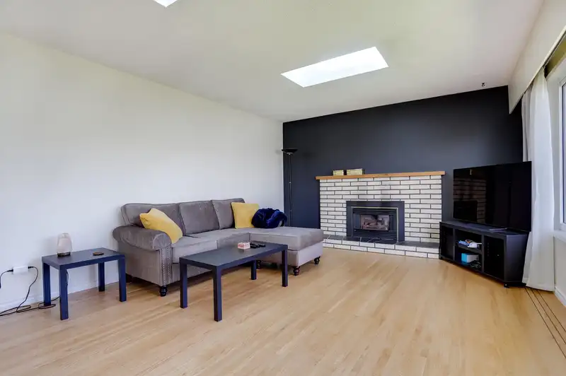 15568 THRIFT AVENUE - photo 4 of 31