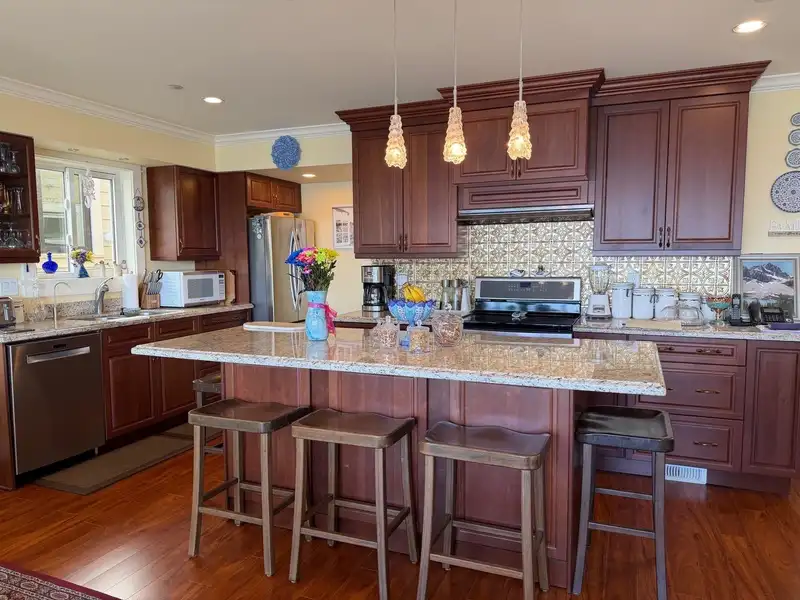 15440 VICTORIA AVENUE - photo 4 of 34