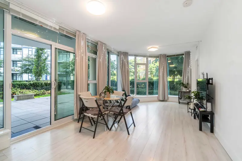 402 7388 KINGSWAY - photo 1 of 25