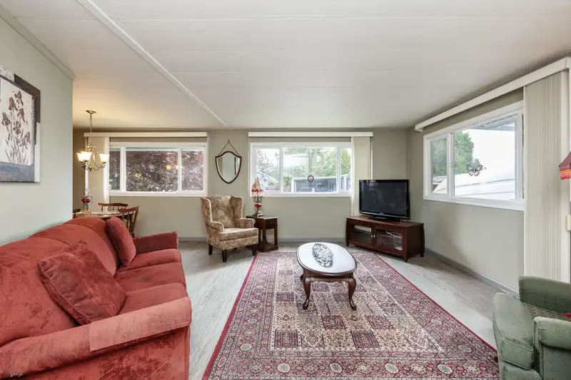 9 15875 20 AVENUE - photo 4 of 24