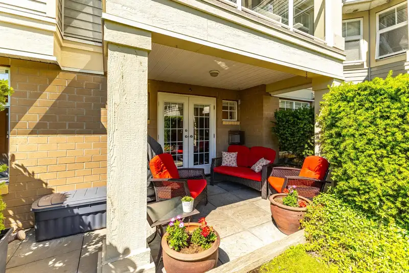 108 15621 MARINE DRIVE - photo 2 of 30