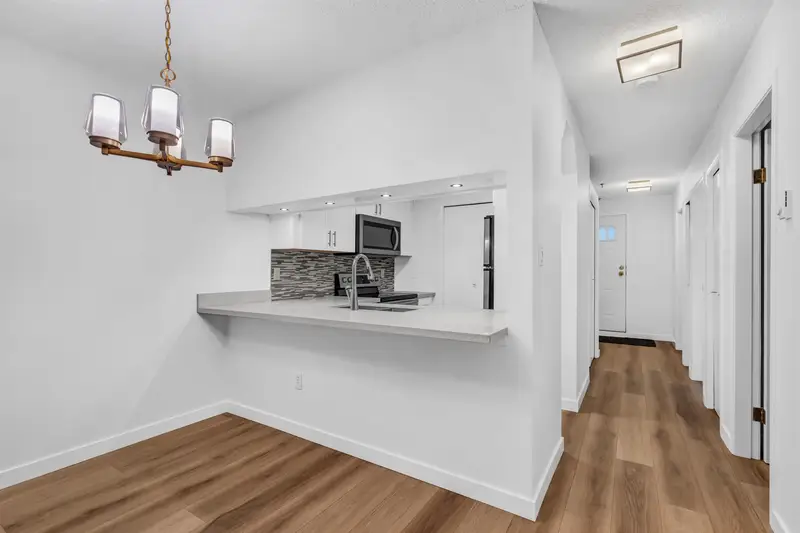 101 735 W 15 AVENUE - photo 4 of 25