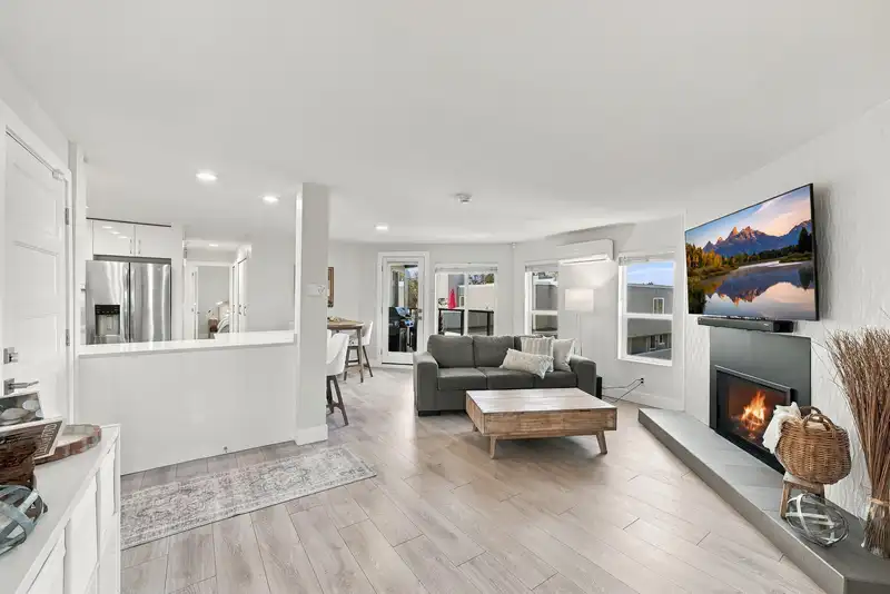 9 15989 MARINE DRIVE - photo 4 of 21