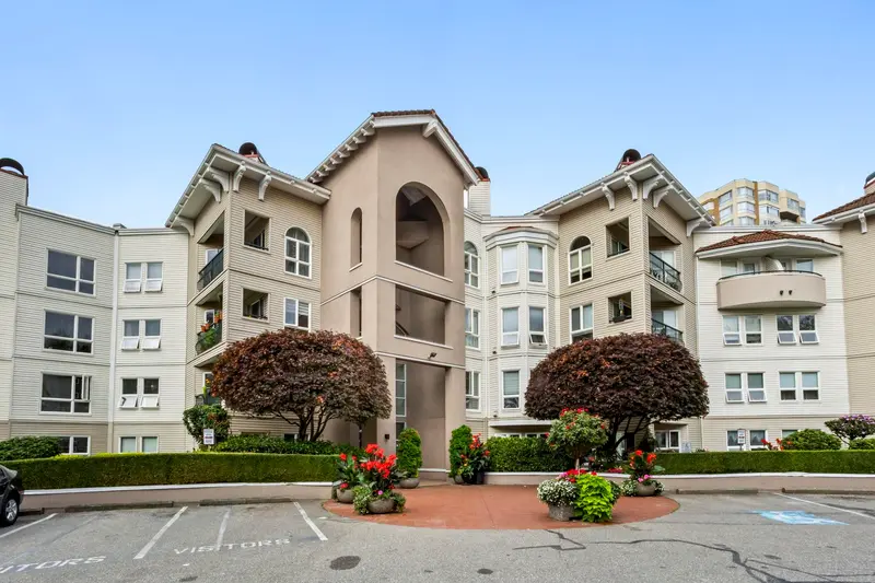 313 3172 GLADWIN ROAD - photo 3 of 25