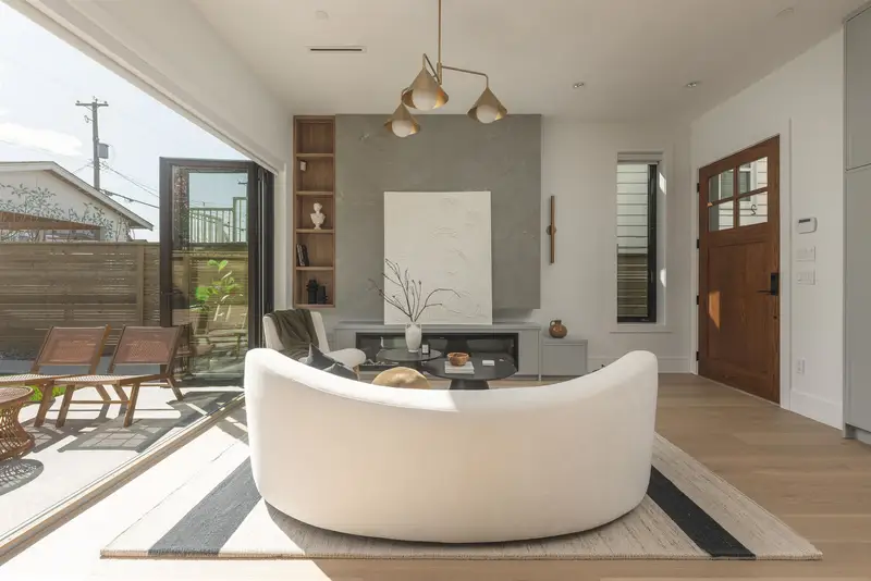 2 2684 OXFORD STREET - photo 2 of 16