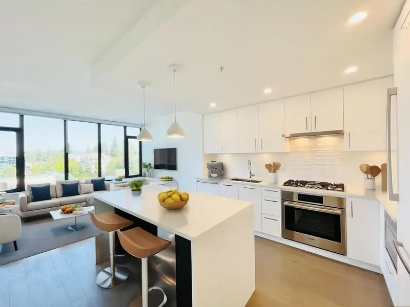 303 1588 JOHNSTON ROAD - photo 1 of 40