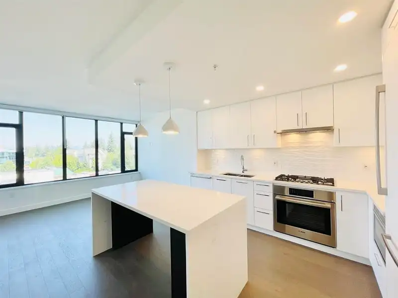 303 1588 JOHNSTON ROAD - photo 2 of 40