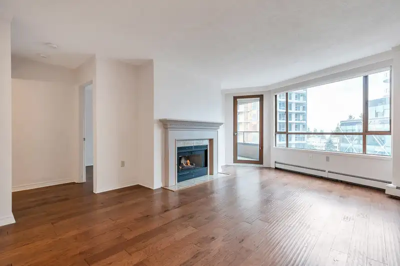 403 15111 RUSSELL AVENUE - photo 4 of 34