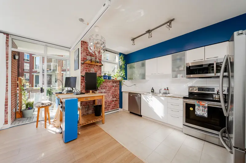 420 4028 KNIGHT STREET - photo 1 of 25