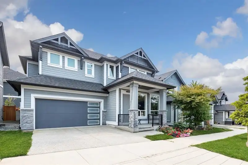 16586 21 AVENUE - photo 2 of 25