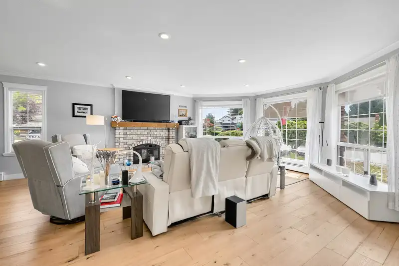 16347 12 AVENUE - photo 4 of 30