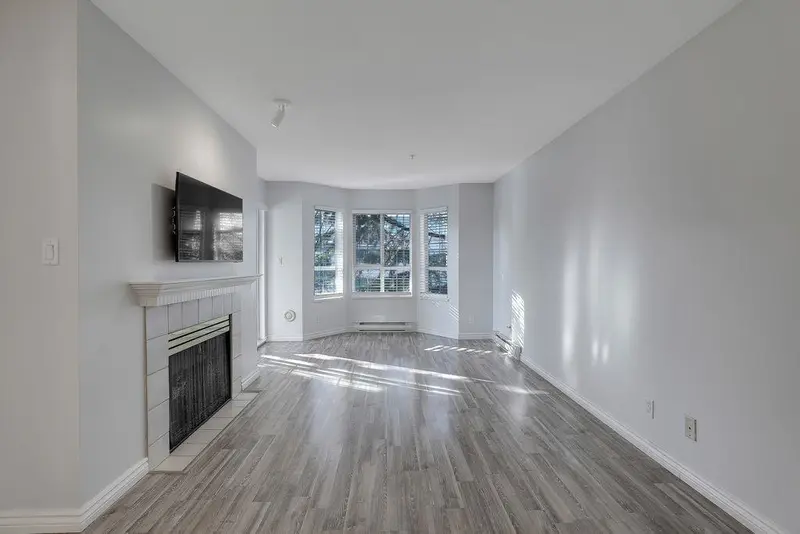 319 15268 105 AVENUE - photo 3 of 23