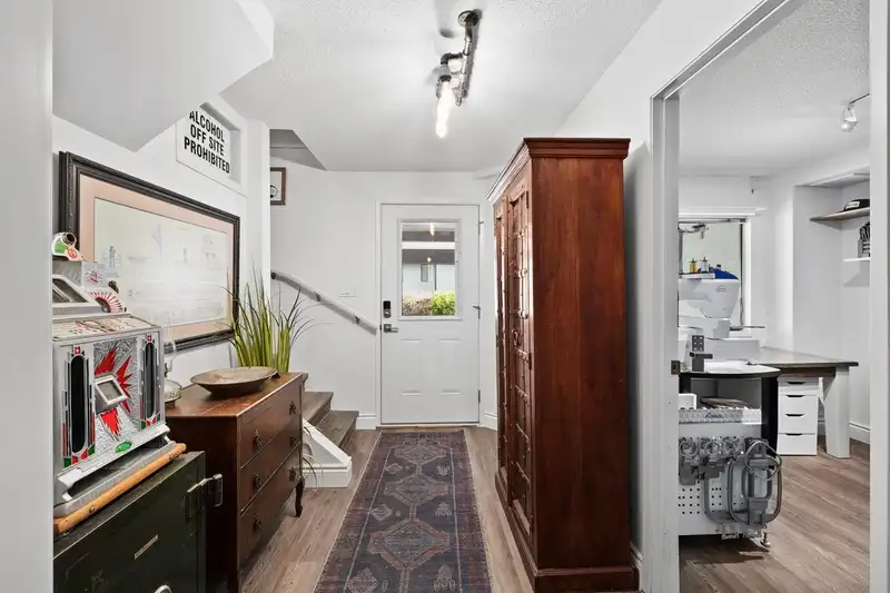 7 14985 VICTORIA AVENUE - photo 4 of 38