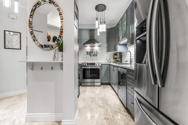 204 815 FIRST STREET - photo 3 of 25